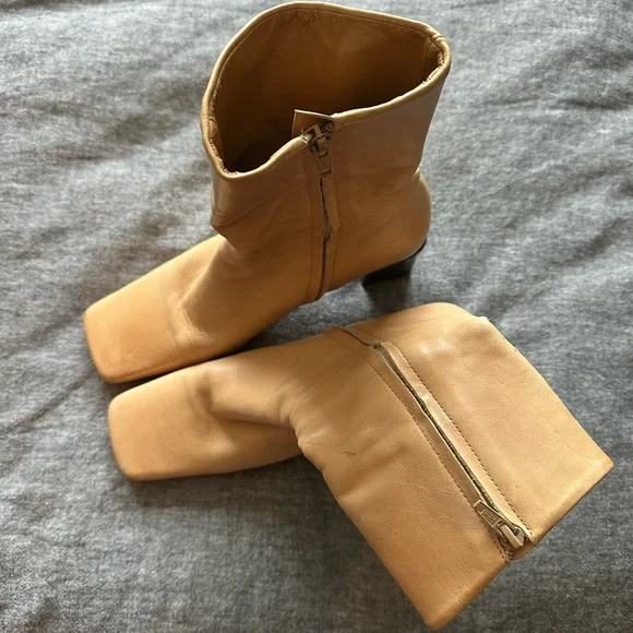 Vintage 🌙 Etienne Aigner Tan Heeled Boots with Classic Silhouette - Picture 4 of 10